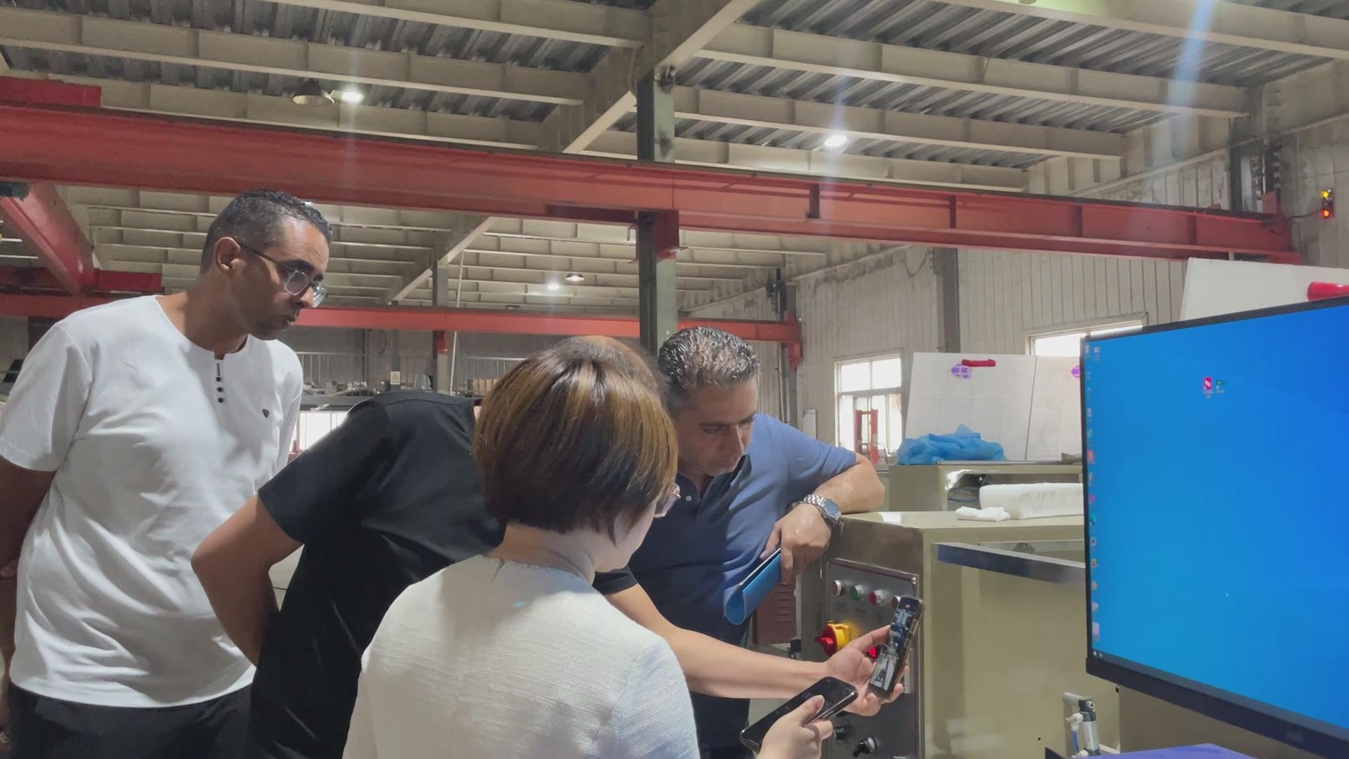 外國友人試機(jī)視頻